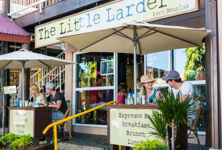 在道格拉斯港 The Little Larder 享用晚餐 © 昆士兰州旅游及活动推广局 / Andrew Watson 版权所有 在道格拉斯港 The Little Larder 享用晚餐 © 昆士兰州旅游及活动推广局 / Andrew Watson 版权所有